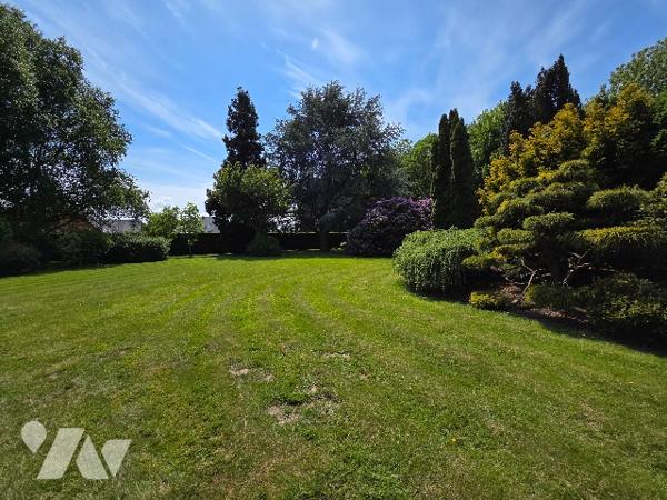 YERVILLE, maison avec toit en chaume d'~152 m², sur terrain d'~ 6300 m², 4 chambres, double garage.