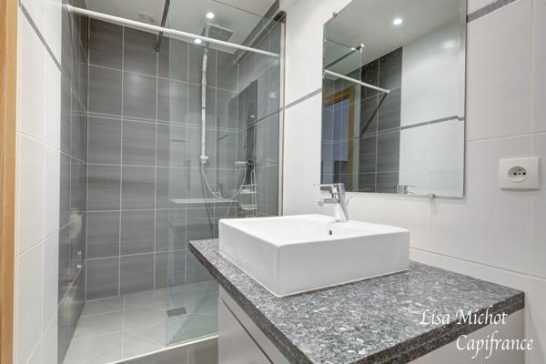 Neuilly-sur-Seine, Appartement 5 pièces en très bon état au sein d'une résidence de standing et ravalée