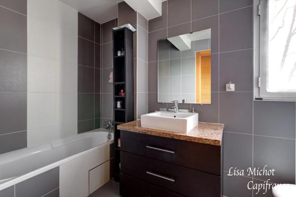 Neuilly-sur-Seine, Appartement 5 pièces en très bon état au sein d'une résidence de standing et ravalée