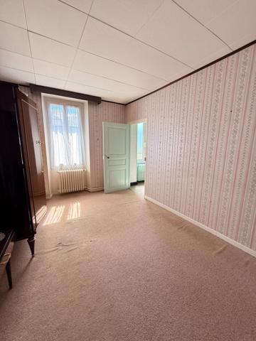EN EXCLUSIVITE ! Maison en pierre de 136m², 2 garages sur terrain de 950m² 77 000 €