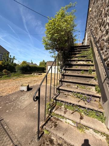 EN EXCLUSIVITE ! Maison en pierre de 136m², 2 garages sur terrain de 950m² 77 000 €