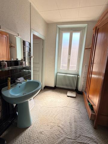 EN EXCLUSIVITE ! Maison en pierre de 136m², 2 garages sur terrain de 950m² 77 000 €