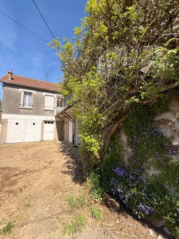 EN EXCLUSIVITE ! Maison en pierre de 136m², 2 garages sur terrain de 950m² 77 000 €