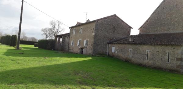 MAISON DE CARACTERE - 11 pièces - 223m² - MONTMORILLON - 86500