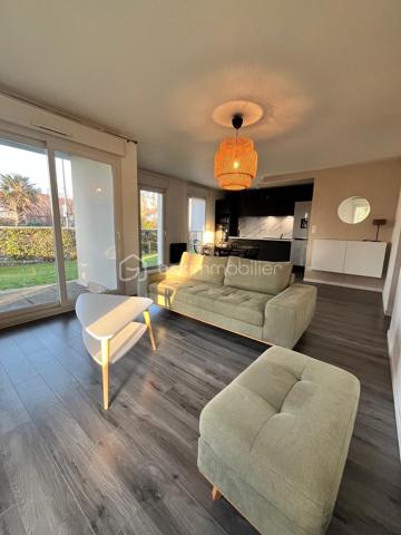 Découvrez ce bel appartement T3 de 65 m² en rez-de-chaussée, situé dans une résidence récente et bien entretenue, offrant un cadre de vie agréable et pratique, idéal pour une résidence principale comme pour un investissement locatif.

L’entrée dessert une belle pièce de vie lumineuse avec cuisine aménagée et équipée ouverte sur le séjour, créant un espace convivial et fonctionnel. L’ensemble donne accès à une agréable terrasse de 5 m², parfaite pour profiter des beaux jours.

L’espace nuit comprend deux chambres avec rangements, une salle de bains ainsi qu’un WC séparé.

L’appartement bénéficie également d’atouts recherchés :
• Deux places de stationnement en sous-sol
• Une cave
• Résidence calme et sécurisée
• Possibilité de vente meublée

Emplacement idéal avec transports, commerces et écoles à proximité immédiate :
• Bus et accès rapides au périphérique nantais
• Supermarchés, boulangeries, pharmacies et restaurants accessibles rapidement
• Écoles maternelles et primaires proches

Aucune procédure en cours.

Un bien rare sur le secteur, alliant confort, praticité et potentiel.
A venir visiter sans plus tarder 
Un conseiller disponible 7/7.
