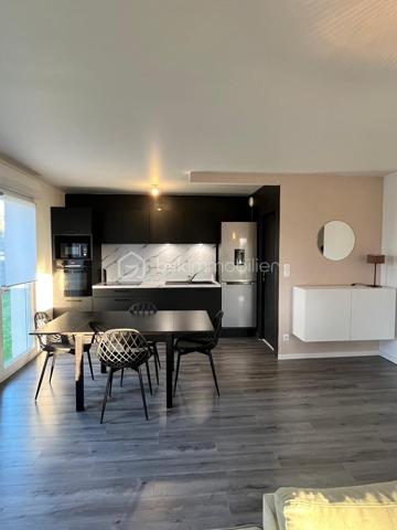 Découvrez ce bel appartement T3 de 65 m² en rez-de-chaussée, situé dans une résidence récente et bien entretenue, offrant un cadre de vie agréable et pratique, idéal pour une résidence principale comme pour un investissement locatif.

L’entrée dessert une belle pièce de vie lumineuse avec cuisine aménagée et équipée ouverte sur le séjour, créant un espace convivial et fonctionnel. L’ensemble donne accès à une agréable terrasse de 5 m², parfaite pour profiter des beaux jours.

L’espace nuit comprend deux chambres avec rangements, une salle de bains ainsi qu’un WC séparé.

L’appartement bénéficie également d’atouts recherchés :
• Deux places de stationnement en sous-sol
• Une cave
• Résidence calme et sécurisée
• Possibilité de vente meublée

Emplacement idéal avec transports, commerces et écoles à proximité immédiate :
• Bus et accès rapides au périphérique nantais
• Supermarchés, boulangeries, pharmacies et restaurants accessibles rapidement
• Écoles maternelles et primaires proches

Aucune procédure en cours.

Un bien rare sur le secteur, alliant confort, praticité et potentiel.
A venir visiter sans plus tarder 
Un conseiller disponible 7/7.