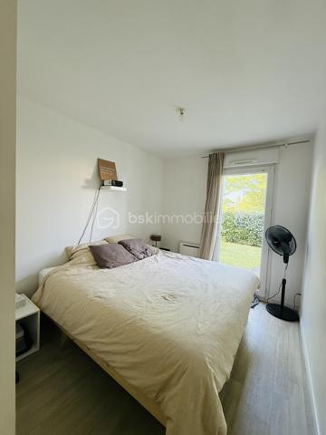 Découvrez ce bel appartement T3 de 65 m² en rez-de-chaussée, situé dans une résidence récente et bien entretenue, offrant un cadre de vie agréable et pratique, idéal pour une résidence principale comme pour un investissement locatif.

L’entrée dessert une belle pièce de vie lumineuse avec cuisine aménagée et équipée ouverte sur le séjour, créant un espace convivial et fonctionnel. L’ensemble donne accès à une agréable terrasse de 5 m², parfaite pour profiter des beaux jours.

L’espace nuit comprend deux chambres avec rangements, une salle de bains ainsi qu’un WC séparé.

L’appartement bénéficie également d’atouts recherchés :
• Deux places de stationnement en sous-sol
• Une cave
• Résidence calme et sécurisée
• Possibilité de vente meublée

Emplacement idéal avec transports, commerces et écoles à proximité immédiate :
• Bus et accès rapides au périphérique nantais
• Supermarchés, boulangeries, pharmacies et restaurants accessibles rapidement
• Écoles maternelles et primaires proches

Aucune procédure en cours.

Un bien rare sur le secteur, alliant confort, praticité et potentiel.
A venir visiter sans plus tarder 
Un conseiller disponible 7/7.