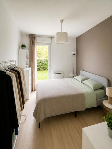 Découvrez ce bel appartement T3 de 65 m² en rez-de-chaussée, situé dans une résidence récente et bien entretenue, offrant un cadre de vie agréable et pratique, idéal pour une résidence principale comme pour un investissement locatif.

L’entrée dessert une belle pièce de vie lumineuse avec cuisine aménagée et équipée ouverte sur le séjour, créant un espace convivial et fonctionnel. L’ensemble donne accès à une agréable terrasse de 5 m², parfaite pour profiter des beaux jours.

L’espace nuit comprend deux chambres avec rangements, une salle de bains ainsi qu’un WC séparé.

L’appartement bénéficie également d’atouts recherchés :
• Deux places de stationnement en sous-sol
• Une cave
• Résidence calme et sécurisée
• Possibilité de vente meublée

Emplacement idéal avec transports, commerces et écoles à proximité immédiate :
• Bus et accès rapides au périphérique nantais
• Supermarchés, boulangeries, pharmacies et restaurants accessibles rapidement
• Écoles maternelles et primaires proches

Aucune procédure en cours.

Un bien rare sur le secteur, alliant confort, praticité et potentiel.
A venir visiter sans plus tarder 
Un conseiller disponible 7/7.