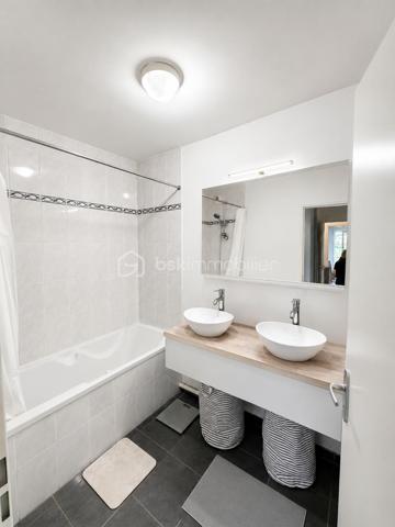 Découvrez ce bel appartement T3 de 65 m² en rez-de-chaussée, situé dans une résidence récente et bien entretenue, offrant un cadre de vie agréable et pratique, idéal pour une résidence principale comme pour un investissement locatif.

L’entrée dessert une belle pièce de vie lumineuse avec cuisine aménagée et équipée ouverte sur le séjour, créant un espace convivial et fonctionnel. L’ensemble donne accès à une agréable terrasse de 5 m², parfaite pour profiter des beaux jours.

L’espace nuit comprend deux chambres avec rangements, une salle de bains ainsi qu’un WC séparé.

L’appartement bénéficie également d’atouts recherchés :
• Deux places de stationnement en sous-sol
• Une cave
• Résidence calme et sécurisée
• Possibilité de vente meublée

Emplacement idéal avec transports, commerces et écoles à proximité immédiate :
• Bus et accès rapides au périphérique nantais
• Supermarchés, boulangeries, pharmacies et restaurants accessibles rapidement
• Écoles maternelles et primaires proches

Aucune procédure en cours.

Un bien rare sur le secteur, alliant confort, praticité et potentiel.
A venir visiter sans plus tarder 
Un conseiller disponible 7/7.
