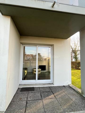 Découvrez ce bel appartement T3 de 65 m² en rez-de-chaussée, situé dans une résidence récente et bien entretenue, offrant un cadre de vie agréable et pratique, idéal pour une résidence principale comme pour un investissement locatif.

L’entrée dessert une belle pièce de vie lumineuse avec cuisine aménagée et équipée ouverte sur le séjour, créant un espace convivial et fonctionnel. L’ensemble donne accès à une agréable terrasse de 5 m², parfaite pour profiter des beaux jours.

L’espace nuit comprend deux chambres avec rangements, une salle de bains ainsi qu’un WC séparé.

L’appartement bénéficie également d’atouts recherchés :
• Deux places de stationnement en sous-sol
• Une cave
• Résidence calme et sécurisée
• Possibilité de vente meublée

Emplacement idéal avec transports, commerces et écoles à proximité immédiate :
• Bus et accès rapides au périphérique nantais
• Supermarchés, boulangeries, pharmacies et restaurants accessibles rapidement
• Écoles maternelles et primaires proches

Aucune procédure en cours.

Un bien rare sur le secteur, alliant confort, praticité et potentiel.
A venir visiter sans plus tarder 
Un conseiller disponible 7/7.