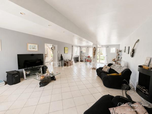 Maison à vendre 6 pièces 140 M2 VILLENEUVE LA GUYARD (89), BEAU VOLUME, cour et jardin 1200M2
