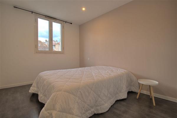 A LOUER - AGEN HYPER-CENTRE - Appartement meublé de 3 pièces avec une chambre et un bureau