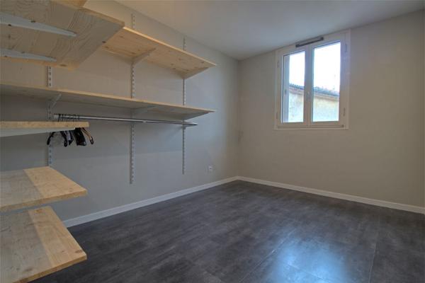 A LOUER - AGEN HYPER-CENTRE - Appartement meublé de 3 pièces avec une chambre et un bureau