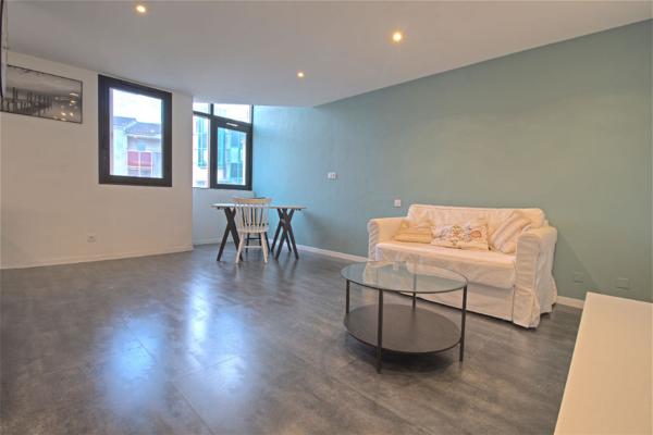 A LOUER - AGEN HYPER-CENTRE - Appartement meublé de 3 pièces avec une chambre et un bureau