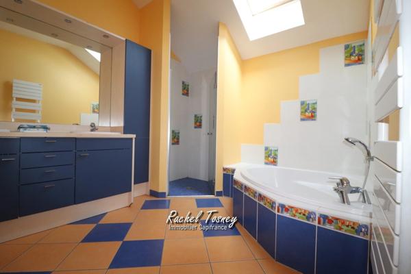 Secteur Ronchamp Champagney, Ensemble immobilier avec local commercial et appartements, garages dans hangar