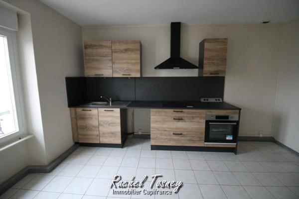 Secteur Ronchamp Champagney, Ensemble immobilier avec local commercial et appartements, garages dans hangar