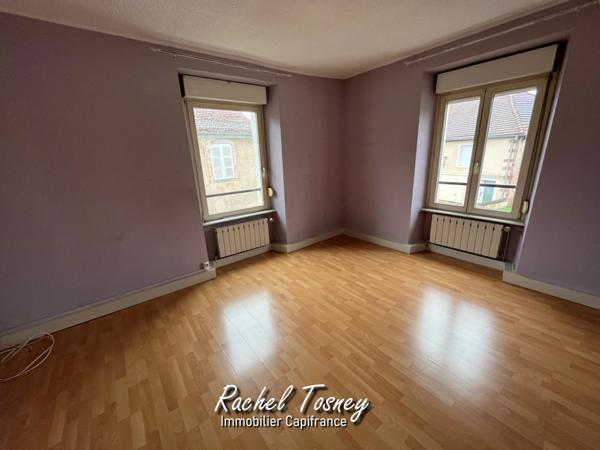 Secteur Ronchamp Champagney, Ensemble immobilier avec local commercial et appartements, garages dans hangar