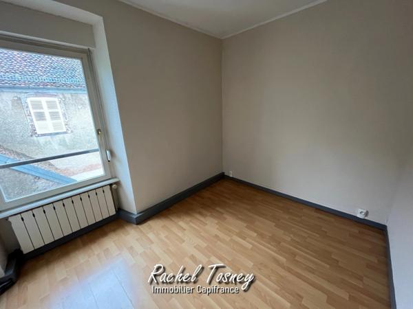 Secteur Ronchamp Champagney, Ensemble immobilier avec local commercial et appartements, garages dans hangar