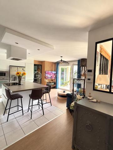 Un véritable esprit maison pour cet appartement aux très belles prestations !
À Francheville, secteur Bel-Air, découvrez ce T4 atypique de 87 m², en excellent état, situé en rez-de-jardin d’une copropriété récente de 2018 de seulement trois étages.
Son véritable atout : un superbe espace extérieur composé d’une terrasse d’environ 16 m² prolongée par un grand jardin privatif d’environ 60 m², idéal pour profiter pleinement des beaux jours.
Dès l’entrée, vous serez séduit par la qualité des prestations. L’appartement dispose d’une belle pièce de vie de 32,5 m² avec cuisine entièrement équipée et îlot central, offrant un espace convivial et contemporain.
Côté nuit, vous trouverez une chambre de 12,27 m² avec dressing et salle d’eau privative, bénéficiant d’un accès direct sur le jardin, ainsi qu’une seconde chambre de 11,70 m².
Un bureau de 9,77 m² offre de multiples possibilités : troisième chambre, espace télétravail ou possibilité d’être ouvert afin de créer une pièce de vie encore plus généreuse.
L’appartement bénéficie également d'une buanderie, de nombreux rangements et de la fibre.
La résidence dispose de places de stationnement visiteurs et il est également possible d’acquérir, en complément, un garage double sécurisé.
L’environnement est particulièrement pratique au quotidien : commerces de proximité, écoles et transports à quelques pas, avec les lignes de bus C22 et C24 à proximité immédiate de la copropriété.
Vous rejoindrez Craponne en 3 minutes, Tassin-la-Demi-Lune en 5 minutes et Lyon en environ 30 minutes.
Un bien rare sur le secteur, réunissant les avantages d’un appartement récent et le confort d’un véritable extérieur, avec 76 m² de terrasse et jardin.
Une visite, un coup de coeur, un achat.....