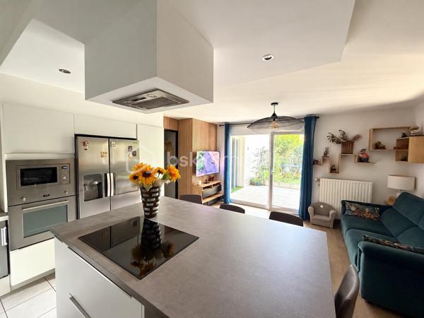 Un véritable esprit maison pour cet appartement aux très belles prestations !
À Francheville, secteur Bel-Air, découvrez ce T4 atypique de 87 m², en excellent état, situé en rez-de-jardin d’une copropriété récente de 2018 de seulement trois étages.
Son véritable atout : un superbe espace extérieur composé d’une terrasse d’environ 16 m² prolongée par un grand jardin privatif d’environ 60 m², idéal pour profiter pleinement des beaux jours.
Dès l’entrée, vous serez séduit par la qualité des prestations. L’appartement dispose d’une belle pièce de vie de 32,5 m² avec cuisine entièrement équipée et îlot central, offrant un espace convivial et contemporain.
Côté nuit, vous trouverez une chambre de 12,27 m² avec dressing et salle d’eau privative, bénéficiant d’un accès direct sur le jardin, ainsi qu’une seconde chambre de 11,70 m².
Un bureau de 9,77 m² offre de multiples possibilités : troisième chambre, espace télétravail ou possibilité d’être ouvert afin de créer une pièce de vie encore plus généreuse.
L’appartement bénéficie également d'une buanderie, de nombreux rangements et de la fibre.
La résidence dispose de places de stationnement visiteurs et il est également possible d’acquérir, en complément, un garage double sécurisé.
L’environnement est particulièrement pratique au quotidien : commerces de proximité, écoles et transports à quelques pas, avec les lignes de bus C22 et C24 à proximité immédiate de la copropriété.
Vous rejoindrez Craponne en 3 minutes, Tassin-la-Demi-Lune en 5 minutes et Lyon en environ 30 minutes.
Un bien rare sur le secteur, réunissant les avantages d’un appartement récent et le confort d’un véritable extérieur, avec 76 m² de terrasse et jardin.
Une visite, un coup de coeur, un achat.....