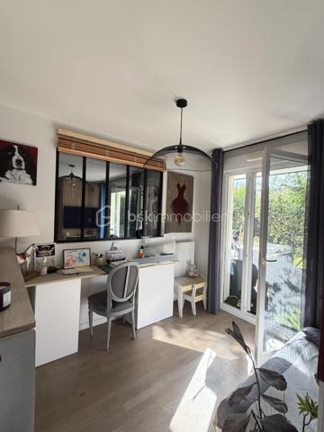 Un véritable esprit maison pour cet appartement aux très belles prestations !
À Francheville, secteur Bel-Air, découvrez ce T4 atypique de 87 m², en excellent état, situé en rez-de-jardin d’une copropriété récente de 2018 de seulement trois étages.
Son véritable atout : un superbe espace extérieur composé d’une terrasse d’environ 16 m² prolongée par un grand jardin privatif d’environ 60 m², idéal pour profiter pleinement des beaux jours.
Dès l’entrée, vous serez séduit par la qualité des prestations. L’appartement dispose d’une belle pièce de vie de 32,5 m² avec cuisine entièrement équipée et îlot central, offrant un espace convivial et contemporain.
Côté nuit, vous trouverez une chambre de 12,27 m² avec dressing et salle d’eau privative, bénéficiant d’un accès direct sur le jardin, ainsi qu’une seconde chambre de 11,70 m².
Un bureau de 9,77 m² offre de multiples possibilités : troisième chambre, espace télétravail ou possibilité d’être ouvert afin de créer une pièce de vie encore plus généreuse.
L’appartement bénéficie également d'une buanderie, de nombreux rangements et de la fibre.
La résidence dispose de places de stationnement visiteurs et il est également possible d’acquérir, en complément, un garage double sécurisé.
L’environnement est particulièrement pratique au quotidien : commerces de proximité, écoles et transports à quelques pas, avec les lignes de bus C22 et C24 à proximité immédiate de la copropriété.
Vous rejoindrez Craponne en 3 minutes, Tassin-la-Demi-Lune en 5 minutes et Lyon en environ 30 minutes.
Un bien rare sur le secteur, réunissant les avantages d’un appartement récent et le confort d’un véritable extérieur, avec 76 m² de terrasse et jardin.
Une visite, un coup de coeur, un achat.....