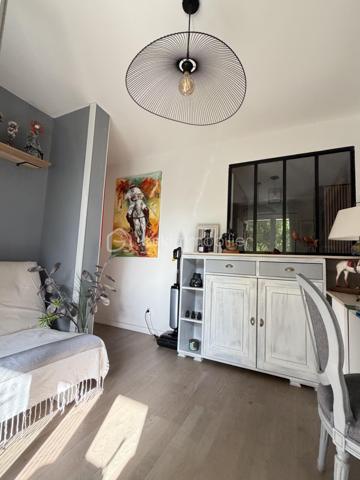 Un véritable esprit maison pour cet appartement aux très belles prestations !
À Francheville, secteur Bel-Air, découvrez ce T4 atypique de 87 m², en excellent état, situé en rez-de-jardin d’une copropriété récente de 2018 de seulement trois étages.
Son véritable atout : un superbe espace extérieur composé d’une terrasse d’environ 16 m² prolongée par un grand jardin privatif d’environ 60 m², idéal pour profiter pleinement des beaux jours.
Dès l’entrée, vous serez séduit par la qualité des prestations. L’appartement dispose d’une belle pièce de vie de 32,5 m² avec cuisine entièrement équipée et îlot central, offrant un espace convivial et contemporain.
Côté nuit, vous trouverez une chambre de 12,27 m² avec dressing et salle d’eau privative, bénéficiant d’un accès direct sur le jardin, ainsi qu’une seconde chambre de 11,70 m².
Un bureau de 9,77 m² offre de multiples possibilités : troisième chambre, espace télétravail ou possibilité d’être ouvert afin de créer une pièce de vie encore plus généreuse.
L’appartement bénéficie également d'une buanderie, de nombreux rangements et de la fibre.
La résidence dispose de places de stationnement visiteurs et il est également possible d’acquérir, en complément, un garage double sécurisé.
L’environnement est particulièrement pratique au quotidien : commerces de proximité, écoles et transports à quelques pas, avec les lignes de bus C22 et C24 à proximité immédiate de la copropriété.
Vous rejoindrez Craponne en 3 minutes, Tassin-la-Demi-Lune en 5 minutes et Lyon en environ 30 minutes.
Un bien rare sur le secteur, réunissant les avantages d’un appartement récent et le confort d’un véritable extérieur, avec 76 m² de terrasse et jardin.
Une visite, un coup de coeur, un achat.....