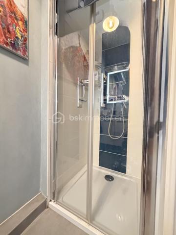Un véritable esprit maison pour cet appartement aux très belles prestations !
À Francheville, secteur Bel-Air, découvrez ce T4 atypique de 87 m², en excellent état, situé en rez-de-jardin d’une copropriété récente de 2018 de seulement trois étages.
Son véritable atout : un superbe espace extérieur composé d’une terrasse d’environ 16 m² prolongée par un grand jardin privatif d’environ 60 m², idéal pour profiter pleinement des beaux jours.
Dès l’entrée, vous serez séduit par la qualité des prestations. L’appartement dispose d’une belle pièce de vie de 32,5 m² avec cuisine entièrement équipée et îlot central, offrant un espace convivial et contemporain.
Côté nuit, vous trouverez une chambre de 12,27 m² avec dressing et salle d’eau privative, bénéficiant d’un accès direct sur le jardin, ainsi qu’une seconde chambre de 11,70 m².
Un bureau de 9,77 m² offre de multiples possibilités : troisième chambre, espace télétravail ou possibilité d’être ouvert afin de créer une pièce de vie encore plus généreuse.
L’appartement bénéficie également d'une buanderie, de nombreux rangements et de la fibre.
La résidence dispose de places de stationnement visiteurs et il est également possible d’acquérir, en complément, un garage double sécurisé.
L’environnement est particulièrement pratique au quotidien : commerces de proximité, écoles et transports à quelques pas, avec les lignes de bus C22 et C24 à proximité immédiate de la copropriété.
Vous rejoindrez Craponne en 3 minutes, Tassin-la-Demi-Lune en 5 minutes et Lyon en environ 30 minutes.
Un bien rare sur le secteur, réunissant les avantages d’un appartement récent et le confort d’un véritable extérieur, avec 76 m² de terrasse et jardin.
Une visite, un coup de coeur, un achat.....
