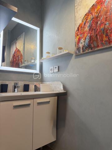 Un véritable esprit maison pour cet appartement aux très belles prestations !
À Francheville, secteur Bel-Air, découvrez ce T4 atypique de 87 m², en excellent état, situé en rez-de-jardin d’une copropriété récente de 2018 de seulement trois étages.
Son véritable atout : un superbe espace extérieur composé d’une terrasse d’environ 16 m² prolongée par un grand jardin privatif d’environ 60 m², idéal pour profiter pleinement des beaux jours.
Dès l’entrée, vous serez séduit par la qualité des prestations. L’appartement dispose d’une belle pièce de vie de 32,5 m² avec cuisine entièrement équipée et îlot central, offrant un espace convivial et contemporain.
Côté nuit, vous trouverez une chambre de 12,27 m² avec dressing et salle d’eau privative, bénéficiant d’un accès direct sur le jardin, ainsi qu’une seconde chambre de 11,70 m².
Un bureau de 9,77 m² offre de multiples possibilités : troisième chambre, espace télétravail ou possibilité d’être ouvert afin de créer une pièce de vie encore plus généreuse.
L’appartement bénéficie également d'une buanderie, de nombreux rangements et de la fibre.
La résidence dispose de places de stationnement visiteurs et il est également possible d’acquérir, en complément, un garage double sécurisé.
L’environnement est particulièrement pratique au quotidien : commerces de proximité, écoles et transports à quelques pas, avec les lignes de bus C22 et C24 à proximité immédiate de la copropriété.
Vous rejoindrez Craponne en 3 minutes, Tassin-la-Demi-Lune en 5 minutes et Lyon en environ 30 minutes.
Un bien rare sur le secteur, réunissant les avantages d’un appartement récent et le confort d’un véritable extérieur, avec 76 m² de terrasse et jardin.
Une visite, un coup de coeur, un achat.....