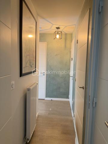 Un véritable esprit maison pour cet appartement aux très belles prestations !
À Francheville, secteur Bel-Air, découvrez ce T4 atypique de 87 m², en excellent état, situé en rez-de-jardin d’une copropriété récente de 2018 de seulement trois étages.
Son véritable atout : un superbe espace extérieur composé d’une terrasse d’environ 16 m² prolongée par un grand jardin privatif d’environ 60 m², idéal pour profiter pleinement des beaux jours.
Dès l’entrée, vous serez séduit par la qualité des prestations. L’appartement dispose d’une belle pièce de vie de 32,5 m² avec cuisine entièrement équipée et îlot central, offrant un espace convivial et contemporain.
Côté nuit, vous trouverez une chambre de 12,27 m² avec dressing et salle d’eau privative, bénéficiant d’un accès direct sur le jardin, ainsi qu’une seconde chambre de 11,70 m².
Un bureau de 9,77 m² offre de multiples possibilités : troisième chambre, espace télétravail ou possibilité d’être ouvert afin de créer une pièce de vie encore plus généreuse.
L’appartement bénéficie également d'une buanderie, de nombreux rangements et de la fibre.
La résidence dispose de places de stationnement visiteurs et il est également possible d’acquérir, en complément, un garage double sécurisé.
L’environnement est particulièrement pratique au quotidien : commerces de proximité, écoles et transports à quelques pas, avec les lignes de bus C22 et C24 à proximité immédiate de la copropriété.
Vous rejoindrez Craponne en 3 minutes, Tassin-la-Demi-Lune en 5 minutes et Lyon en environ 30 minutes.
Un bien rare sur le secteur, réunissant les avantages d’un appartement récent et le confort d’un véritable extérieur, avec 76 m² de terrasse et jardin.
Une visite, un coup de coeur, un achat.....