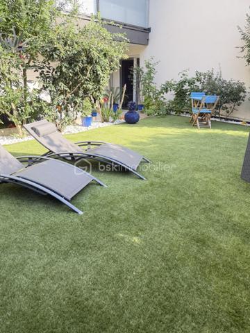 Un véritable esprit maison pour cet appartement aux très belles prestations !
À Francheville, secteur Bel-Air, découvrez ce T4 atypique de 87 m², en excellent état, situé en rez-de-jardin d’une copropriété récente de 2018 de seulement trois étages.
Son véritable atout : un superbe espace extérieur composé d’une terrasse d’environ 16 m² prolongée par un grand jardin privatif d’environ 60 m², idéal pour profiter pleinement des beaux jours.
Dès l’entrée, vous serez séduit par la qualité des prestations. L’appartement dispose d’une belle pièce de vie de 32,5 m² avec cuisine entièrement équipée et îlot central, offrant un espace convivial et contemporain.
Côté nuit, vous trouverez une chambre de 12,27 m² avec dressing et salle d’eau privative, bénéficiant d’un accès direct sur le jardin, ainsi qu’une seconde chambre de 11,70 m².
Un bureau de 9,77 m² offre de multiples possibilités : troisième chambre, espace télétravail ou possibilité d’être ouvert afin de créer une pièce de vie encore plus généreuse.
L’appartement bénéficie également d'une buanderie, de nombreux rangements et de la fibre.
La résidence dispose de places de stationnement visiteurs et il est également possible d’acquérir, en complément, un garage double sécurisé.
L’environnement est particulièrement pratique au quotidien : commerces de proximité, écoles et transports à quelques pas, avec les lignes de bus C22 et C24 à proximité immédiate de la copropriété.
Vous rejoindrez Craponne en 3 minutes, Tassin-la-Demi-Lune en 5 minutes et Lyon en environ 30 minutes.
Un bien rare sur le secteur, réunissant les avantages d’un appartement récent et le confort d’un véritable extérieur, avec 76 m² de terrasse et jardin.
Une visite, un coup de coeur, un achat.....