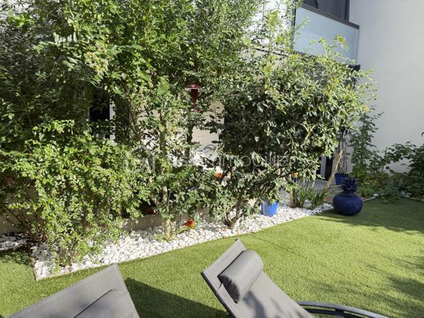 Un véritable esprit maison pour cet appartement aux très belles prestations !
À Francheville, secteur Bel-Air, découvrez ce T4 atypique de 87 m², en excellent état, situé en rez-de-jardin d’une copropriété récente de 2018 de seulement trois étages.
Son véritable atout : un superbe espace extérieur composé d’une terrasse d’environ 16 m² prolongée par un grand jardin privatif d’environ 60 m², idéal pour profiter pleinement des beaux jours.
Dès l’entrée, vous serez séduit par la qualité des prestations. L’appartement dispose d’une belle pièce de vie de 32,5 m² avec cuisine entièrement équipée et îlot central, offrant un espace convivial et contemporain.
Côté nuit, vous trouverez une chambre de 12,27 m² avec dressing et salle d’eau privative, bénéficiant d’un accès direct sur le jardin, ainsi qu’une seconde chambre de 11,70 m².
Un bureau de 9,77 m² offre de multiples possibilités : troisième chambre, espace télétravail ou possibilité d’être ouvert afin de créer une pièce de vie encore plus généreuse.
L’appartement bénéficie également d'une buanderie, de nombreux rangements et de la fibre.
La résidence dispose de places de stationnement visiteurs et il est également possible d’acquérir, en complément, un garage double sécurisé.
L’environnement est particulièrement pratique au quotidien : commerces de proximité, écoles et transports à quelques pas, avec les lignes de bus C22 et C24 à proximité immédiate de la copropriété.
Vous rejoindrez Craponne en 3 minutes, Tassin-la-Demi-Lune en 5 minutes et Lyon en environ 30 minutes.
Un bien rare sur le secteur, réunissant les avantages d’un appartement récent et le confort d’un véritable extérieur, avec 76 m² de terrasse et jardin.
Une visite, un coup de coeur, un achat.....