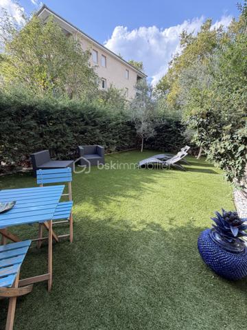 Un véritable esprit maison pour cet appartement aux très belles prestations !
À Francheville, secteur Bel-Air, découvrez ce T4 atypique de 87 m², en excellent état, situé en rez-de-jardin d’une copropriété récente de 2018 de seulement trois étages.
Son véritable atout : un superbe espace extérieur composé d’une terrasse d’environ 16 m² prolongée par un grand jardin privatif d’environ 60 m², idéal pour profiter pleinement des beaux jours.
Dès l’entrée, vous serez séduit par la qualité des prestations. L’appartement dispose d’une belle pièce de vie de 32,5 m² avec cuisine entièrement équipée et îlot central, offrant un espace convivial et contemporain.
Côté nuit, vous trouverez une chambre de 12,27 m² avec dressing et salle d’eau privative, bénéficiant d’un accès direct sur le jardin, ainsi qu’une seconde chambre de 11,70 m².
Un bureau de 9,77 m² offre de multiples possibilités : troisième chambre, espace télétravail ou possibilité d’être ouvert afin de créer une pièce de vie encore plus généreuse.
L’appartement bénéficie également d'une buanderie, de nombreux rangements et de la fibre.
La résidence dispose de places de stationnement visiteurs et il est également possible d’acquérir, en complément, un garage double sécurisé.
L’environnement est particulièrement pratique au quotidien : commerces de proximité, écoles et transports à quelques pas, avec les lignes de bus C22 et C24 à proximité immédiate de la copropriété.
Vous rejoindrez Craponne en 3 minutes, Tassin-la-Demi-Lune en 5 minutes et Lyon en environ 30 minutes.
Un bien rare sur le secteur, réunissant les avantages d’un appartement récent et le confort d’un véritable extérieur, avec 76 m² de terrasse et jardin.
Une visite, un coup de coeur, un achat.....