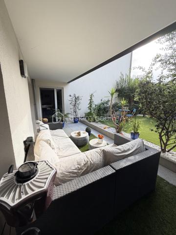 Un véritable esprit maison pour cet appartement aux très belles prestations !
À Francheville, secteur Bel-Air, découvrez ce T4 atypique de 87 m², en excellent état, situé en rez-de-jardin d’une copropriété récente de 2018 de seulement trois étages.
Son véritable atout : un superbe espace extérieur composé d’une terrasse d’environ 16 m² prolongée par un grand jardin privatif d’environ 60 m², idéal pour profiter pleinement des beaux jours.
Dès l’entrée, vous serez séduit par la qualité des prestations. L’appartement dispose d’une belle pièce de vie de 32,5 m² avec cuisine entièrement équipée et îlot central, offrant un espace convivial et contemporain.
Côté nuit, vous trouverez une chambre de 12,27 m² avec dressing et salle d’eau privative, bénéficiant d’un accès direct sur le jardin, ainsi qu’une seconde chambre de 11,70 m².
Un bureau de 9,77 m² offre de multiples possibilités : troisième chambre, espace télétravail ou possibilité d’être ouvert afin de créer une pièce de vie encore plus généreuse.
L’appartement bénéficie également d'une buanderie, de nombreux rangements et de la fibre.
La résidence dispose de places de stationnement visiteurs et il est également possible d’acquérir, en complément, un garage double sécurisé.
L’environnement est particulièrement pratique au quotidien : commerces de proximité, écoles et transports à quelques pas, avec les lignes de bus C22 et C24 à proximité immédiate de la copropriété.
Vous rejoindrez Craponne en 3 minutes, Tassin-la-Demi-Lune en 5 minutes et Lyon en environ 30 minutes.
Un bien rare sur le secteur, réunissant les avantages d’un appartement récent et le confort d’un véritable extérieur, avec 76 m² de terrasse et jardin.
Une visite, un coup de coeur, un achat.....