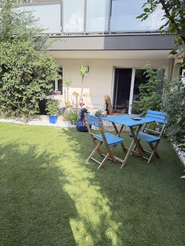 Un véritable esprit maison pour cet appartement aux très belles prestations !
À Francheville, secteur Bel-Air, découvrez ce T4 atypique de 87 m², en excellent état, situé en rez-de-jardin d’une copropriété récente de 2018 de seulement trois étages.
Son véritable atout : un superbe espace extérieur composé d’une terrasse d’environ 16 m² prolongée par un grand jardin privatif d’environ 60 m², idéal pour profiter pleinement des beaux jours.
Dès l’entrée, vous serez séduit par la qualité des prestations. L’appartement dispose d’une belle pièce de vie de 32,5 m² avec cuisine entièrement équipée et îlot central, offrant un espace convivial et contemporain.
Côté nuit, vous trouverez une chambre de 12,27 m² avec dressing et salle d’eau privative, bénéficiant d’un accès direct sur le jardin, ainsi qu’une seconde chambre de 11,70 m².
Un bureau de 9,77 m² offre de multiples possibilités : troisième chambre, espace télétravail ou possibilité d’être ouvert afin de créer une pièce de vie encore plus généreuse.
L’appartement bénéficie également d'une buanderie, de nombreux rangements et de la fibre.
La résidence dispose de places de stationnement visiteurs et il est également possible d’acquérir, en complément, un garage double sécurisé.
L’environnement est particulièrement pratique au quotidien : commerces de proximité, écoles et transports à quelques pas, avec les lignes de bus C22 et C24 à proximité immédiate de la copropriété.
Vous rejoindrez Craponne en 3 minutes, Tassin-la-Demi-Lune en 5 minutes et Lyon en environ 30 minutes.
Un bien rare sur le secteur, réunissant les avantages d’un appartement récent et le confort d’un véritable extérieur, avec 76 m² de terrasse et jardin.
Une visite, un coup de coeur, un achat.....