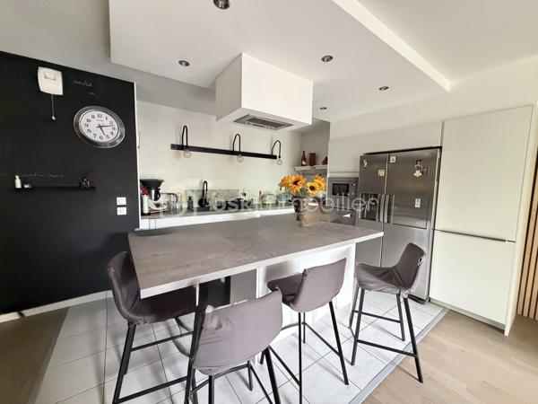 Un véritable esprit maison pour cet appartement aux très belles prestations !
À Francheville, secteur Bel-Air, découvrez ce T4 atypique de 87 m², en excellent état, situé en rez-de-jardin d’une copropriété récente de 2018 de seulement trois étages.
Son véritable atout : un superbe espace extérieur composé d’une terrasse d’environ 16 m² prolongée par un grand jardin privatif d’environ 60 m², idéal pour profiter pleinement des beaux jours.
Dès l’entrée, vous serez séduit par la qualité des prestations. L’appartement dispose d’une belle pièce de vie de 32,5 m² avec cuisine entièrement équipée et îlot central, offrant un espace convivial et contemporain.
Côté nuit, vous trouverez une chambre de 12,27 m² avec dressing et salle d’eau privative, bénéficiant d’un accès direct sur le jardin, ainsi qu’une seconde chambre de 11,70 m².
Un bureau de 9,77 m² offre de multiples possibilités : troisième chambre, espace télétravail ou possibilité d’être ouvert afin de créer une pièce de vie encore plus généreuse.
L’appartement bénéficie également d'une buanderie, de nombreux rangements et de la fibre.
La résidence dispose de places de stationnement visiteurs et il est également possible d’acquérir, en complément, un garage double sécurisé.
L’environnement est particulièrement pratique au quotidien : commerces de proximité, écoles et transports à quelques pas, avec les lignes de bus C22 et C24 à proximité immédiate de la copropriété.
Vous rejoindrez Craponne en 3 minutes, Tassin-la-Demi-Lune en 5 minutes et Lyon en environ 30 minutes.
Un bien rare sur le secteur, réunissant les avantages d’un appartement récent et le confort d’un véritable extérieur, avec 76 m² de terrasse et jardin.
Une visite, un coup de coeur, un achat.....