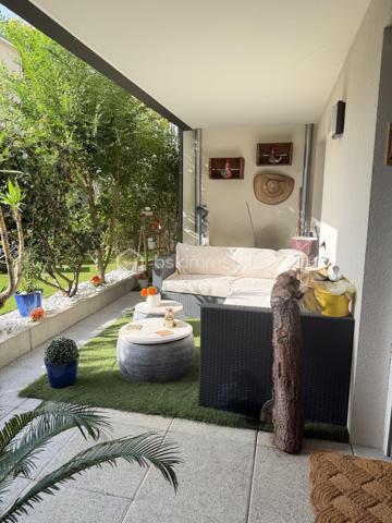 Un véritable esprit maison pour cet appartement aux très belles prestations !
À Francheville, secteur Bel-Air, découvrez ce T4 atypique de 87 m², en excellent état, situé en rez-de-jardin d’une copropriété récente de 2018 de seulement trois étages.
Son véritable atout : un superbe espace extérieur composé d’une terrasse d’environ 16 m² prolongée par un grand jardin privatif d’environ 60 m², idéal pour profiter pleinement des beaux jours.
Dès l’entrée, vous serez séduit par la qualité des prestations. L’appartement dispose d’une belle pièce de vie de 32,5 m² avec cuisine entièrement équipée et îlot central, offrant un espace convivial et contemporain.
Côté nuit, vous trouverez une chambre de 12,27 m² avec dressing et salle d’eau privative, bénéficiant d’un accès direct sur le jardin, ainsi qu’une seconde chambre de 11,70 m².
Un bureau de 9,77 m² offre de multiples possibilités : troisième chambre, espace télétravail ou possibilité d’être ouvert afin de créer une pièce de vie encore plus généreuse.
L’appartement bénéficie également d'une buanderie, de nombreux rangements et de la fibre.
La résidence dispose de places de stationnement visiteurs et il est également possible d’acquérir, en complément, un garage double sécurisé.
L’environnement est particulièrement pratique au quotidien : commerces de proximité, écoles et transports à quelques pas, avec les lignes de bus C22 et C24 à proximité immédiate de la copropriété.
Vous rejoindrez Craponne en 3 minutes, Tassin-la-Demi-Lune en 5 minutes et Lyon en environ 30 minutes.
Un bien rare sur le secteur, réunissant les avantages d’un appartement récent et le confort d’un véritable extérieur, avec 76 m² de terrasse et jardin.
Une visite, un coup de coeur, un achat.....