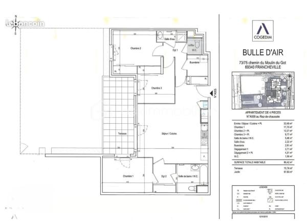 Un véritable esprit maison pour cet appartement aux très belles prestations !
À Francheville, secteur Bel-Air, découvrez ce T4 atypique de 87 m², en excellent état, situé en rez-de-jardin d’une copropriété récente de 2018 de seulement trois étages.
Son véritable atout : un superbe espace extérieur composé d’une terrasse d’environ 16 m² prolongée par un grand jardin privatif d’environ 60 m², idéal pour profiter pleinement des beaux jours.
Dès l’entrée, vous serez séduit par la qualité des prestations. L’appartement dispose d’une belle pièce de vie de 32,5 m² avec cuisine entièrement équipée et îlot central, offrant un espace convivial et contemporain.
Côté nuit, vous trouverez une chambre de 12,27 m² avec dressing et salle d’eau privative, bénéficiant d’un accès direct sur le jardin, ainsi qu’une seconde chambre de 11,70 m².
Un bureau de 9,77 m² offre de multiples possibilités : troisième chambre, espace télétravail ou possibilité d’être ouvert afin de créer une pièce de vie encore plus généreuse.
L’appartement bénéficie également d'une buanderie, de nombreux rangements et de la fibre.
La résidence dispose de places de stationnement visiteurs et il est également possible d’acquérir, en complément, un garage double sécurisé.
L’environnement est particulièrement pratique au quotidien : commerces de proximité, écoles et transports à quelques pas, avec les lignes de bus C22 et C24 à proximité immédiate de la copropriété.
Vous rejoindrez Craponne en 3 minutes, Tassin-la-Demi-Lune en 5 minutes et Lyon en environ 30 minutes.
Un bien rare sur le secteur, réunissant les avantages d’un appartement récent et le confort d’un véritable extérieur, avec 76 m² de terrasse et jardin.
Une visite, un coup de coeur, un achat.....