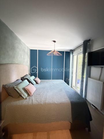 Un véritable esprit maison pour cet appartement aux très belles prestations !
À Francheville, secteur Bel-Air, découvrez ce T4 atypique de 87 m², en excellent état, situé en rez-de-jardin d’une copropriété récente de 2018 de seulement trois étages.
Son véritable atout : un superbe espace extérieur composé d’une terrasse d’environ 16 m² prolongée par un grand jardin privatif d’environ 60 m², idéal pour profiter pleinement des beaux jours.
Dès l’entrée, vous serez séduit par la qualité des prestations. L’appartement dispose d’une belle pièce de vie de 32,5 m² avec cuisine entièrement équipée et îlot central, offrant un espace convivial et contemporain.
Côté nuit, vous trouverez une chambre de 12,27 m² avec dressing et salle d’eau privative, bénéficiant d’un accès direct sur le jardin, ainsi qu’une seconde chambre de 11,70 m².
Un bureau de 9,77 m² offre de multiples possibilités : troisième chambre, espace télétravail ou possibilité d’être ouvert afin de créer une pièce de vie encore plus généreuse.
L’appartement bénéficie également d'une buanderie, de nombreux rangements et de la fibre.
La résidence dispose de places de stationnement visiteurs et il est également possible d’acquérir, en complément, un garage double sécurisé.
L’environnement est particulièrement pratique au quotidien : commerces de proximité, écoles et transports à quelques pas, avec les lignes de bus C22 et C24 à proximité immédiate de la copropriété.
Vous rejoindrez Craponne en 3 minutes, Tassin-la-Demi-Lune en 5 minutes et Lyon en environ 30 minutes.
Un bien rare sur le secteur, réunissant les avantages d’un appartement récent et le confort d’un véritable extérieur, avec 76 m² de terrasse et jardin.
Une visite, un coup de coeur, un achat.....