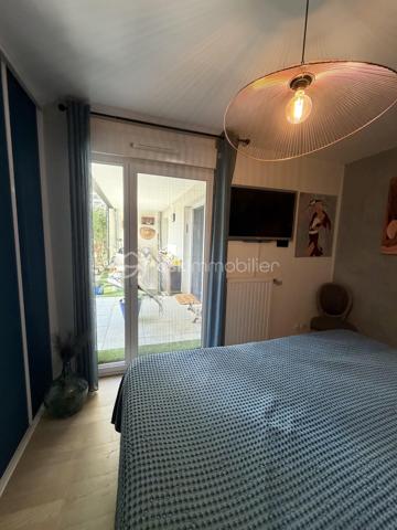 Un véritable esprit maison pour cet appartement aux très belles prestations !
À Francheville, secteur Bel-Air, découvrez ce T4 atypique de 87 m², en excellent état, situé en rez-de-jardin d’une copropriété récente de 2018 de seulement trois étages.
Son véritable atout : un superbe espace extérieur composé d’une terrasse d’environ 16 m² prolongée par un grand jardin privatif d’environ 60 m², idéal pour profiter pleinement des beaux jours.
Dès l’entrée, vous serez séduit par la qualité des prestations. L’appartement dispose d’une belle pièce de vie de 32,5 m² avec cuisine entièrement équipée et îlot central, offrant un espace convivial et contemporain.
Côté nuit, vous trouverez une chambre de 12,27 m² avec dressing et salle d’eau privative, bénéficiant d’un accès direct sur le jardin, ainsi qu’une seconde chambre de 11,70 m².
Un bureau de 9,77 m² offre de multiples possibilités : troisième chambre, espace télétravail ou possibilité d’être ouvert afin de créer une pièce de vie encore plus généreuse.
L’appartement bénéficie également d'une buanderie, de nombreux rangements et de la fibre.
La résidence dispose de places de stationnement visiteurs et il est également possible d’acquérir, en complément, un garage double sécurisé.
L’environnement est particulièrement pratique au quotidien : commerces de proximité, écoles et transports à quelques pas, avec les lignes de bus C22 et C24 à proximité immédiate de la copropriété.
Vous rejoindrez Craponne en 3 minutes, Tassin-la-Demi-Lune en 5 minutes et Lyon en environ 30 minutes.
Un bien rare sur le secteur, réunissant les avantages d’un appartement récent et le confort d’un véritable extérieur, avec 76 m² de terrasse et jardin.
Une visite, un coup de coeur, un achat.....