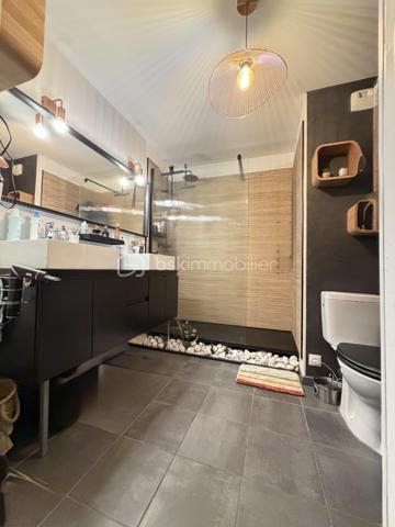 Un véritable esprit maison pour cet appartement aux très belles prestations !
À Francheville, secteur Bel-Air, découvrez ce T4 atypique de 87 m², en excellent état, situé en rez-de-jardin d’une copropriété récente de 2018 de seulement trois étages.
Son véritable atout : un superbe espace extérieur composé d’une terrasse d’environ 16 m² prolongée par un grand jardin privatif d’environ 60 m², idéal pour profiter pleinement des beaux jours.
Dès l’entrée, vous serez séduit par la qualité des prestations. L’appartement dispose d’une belle pièce de vie de 32,5 m² avec cuisine entièrement équipée et îlot central, offrant un espace convivial et contemporain.
Côté nuit, vous trouverez une chambre de 12,27 m² avec dressing et salle d’eau privative, bénéficiant d’un accès direct sur le jardin, ainsi qu’une seconde chambre de 11,70 m².
Un bureau de 9,77 m² offre de multiples possibilités : troisième chambre, espace télétravail ou possibilité d’être ouvert afin de créer une pièce de vie encore plus généreuse.
L’appartement bénéficie également d'une buanderie, de nombreux rangements et de la fibre.
La résidence dispose de places de stationnement visiteurs et il est également possible d’acquérir, en complément, un garage double sécurisé.
L’environnement est particulièrement pratique au quotidien : commerces de proximité, écoles et transports à quelques pas, avec les lignes de bus C22 et C24 à proximité immédiate de la copropriété.
Vous rejoindrez Craponne en 3 minutes, Tassin-la-Demi-Lune en 5 minutes et Lyon en environ 30 minutes.
Un bien rare sur le secteur, réunissant les avantages d’un appartement récent et le confort d’un véritable extérieur, avec 76 m² de terrasse et jardin.
Une visite, un coup de coeur, un achat.....