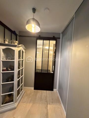 Un véritable esprit maison pour cet appartement aux très belles prestations !
À Francheville, secteur Bel-Air, découvrez ce T4 atypique de 87 m², en excellent état, situé en rez-de-jardin d’une copropriété récente de 2018 de seulement trois étages.
Son véritable atout : un superbe espace extérieur composé d’une terrasse d’environ 16 m² prolongée par un grand jardin privatif d’environ 60 m², idéal pour profiter pleinement des beaux jours.
Dès l’entrée, vous serez séduit par la qualité des prestations. L’appartement dispose d’une belle pièce de vie de 32,5 m² avec cuisine entièrement équipée et îlot central, offrant un espace convivial et contemporain.
Côté nuit, vous trouverez une chambre de 12,27 m² avec dressing et salle d’eau privative, bénéficiant d’un accès direct sur le jardin, ainsi qu’une seconde chambre de 11,70 m².
Un bureau de 9,77 m² offre de multiples possibilités : troisième chambre, espace télétravail ou possibilité d’être ouvert afin de créer une pièce de vie encore plus généreuse.
L’appartement bénéficie également d'une buanderie, de nombreux rangements et de la fibre.
La résidence dispose de places de stationnement visiteurs et il est également possible d’acquérir, en complément, un garage double sécurisé.
L’environnement est particulièrement pratique au quotidien : commerces de proximité, écoles et transports à quelques pas, avec les lignes de bus C22 et C24 à proximité immédiate de la copropriété.
Vous rejoindrez Craponne en 3 minutes, Tassin-la-Demi-Lune en 5 minutes et Lyon en environ 30 minutes.
Un bien rare sur le secteur, réunissant les avantages d’un appartement récent et le confort d’un véritable extérieur, avec 76 m² de terrasse et jardin.
Une visite, un coup de coeur, un achat.....