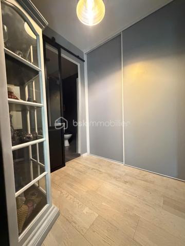 Un véritable esprit maison pour cet appartement aux très belles prestations !
À Francheville, secteur Bel-Air, découvrez ce T4 atypique de 87 m², en excellent état, situé en rez-de-jardin d’une copropriété récente de 2018 de seulement trois étages.
Son véritable atout : un superbe espace extérieur composé d’une terrasse d’environ 16 m² prolongée par un grand jardin privatif d’environ 60 m², idéal pour profiter pleinement des beaux jours.
Dès l’entrée, vous serez séduit par la qualité des prestations. L’appartement dispose d’une belle pièce de vie de 32,5 m² avec cuisine entièrement équipée et îlot central, offrant un espace convivial et contemporain.
Côté nuit, vous trouverez une chambre de 12,27 m² avec dressing et salle d’eau privative, bénéficiant d’un accès direct sur le jardin, ainsi qu’une seconde chambre de 11,70 m².
Un bureau de 9,77 m² offre de multiples possibilités : troisième chambre, espace télétravail ou possibilité d’être ouvert afin de créer une pièce de vie encore plus généreuse.
L’appartement bénéficie également d'une buanderie, de nombreux rangements et de la fibre.
La résidence dispose de places de stationnement visiteurs et il est également possible d’acquérir, en complément, un garage double sécurisé.
L’environnement est particulièrement pratique au quotidien : commerces de proximité, écoles et transports à quelques pas, avec les lignes de bus C22 et C24 à proximité immédiate de la copropriété.
Vous rejoindrez Craponne en 3 minutes, Tassin-la-Demi-Lune en 5 minutes et Lyon en environ 30 minutes.
Un bien rare sur le secteur, réunissant les avantages d’un appartement récent et le confort d’un véritable extérieur, avec 76 m² de terrasse et jardin.
Une visite, un coup de coeur, un achat.....