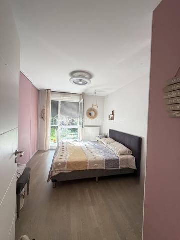 Un véritable esprit maison pour cet appartement aux très belles prestations !
À Francheville, secteur Bel-Air, découvrez ce T4 atypique de 87 m², en excellent état, situé en rez-de-jardin d’une copropriété récente de 2018 de seulement trois étages.
Son véritable atout : un superbe espace extérieur composé d’une terrasse d’environ 16 m² prolongée par un grand jardin privatif d’environ 60 m², idéal pour profiter pleinement des beaux jours.
Dès l’entrée, vous serez séduit par la qualité des prestations. L’appartement dispose d’une belle pièce de vie de 32,5 m² avec cuisine entièrement équipée et îlot central, offrant un espace convivial et contemporain.
Côté nuit, vous trouverez une chambre de 12,27 m² avec dressing et salle d’eau privative, bénéficiant d’un accès direct sur le jardin, ainsi qu’une seconde chambre de 11,70 m².
Un bureau de 9,77 m² offre de multiples possibilités : troisième chambre, espace télétravail ou possibilité d’être ouvert afin de créer une pièce de vie encore plus généreuse.
L’appartement bénéficie également d'une buanderie, de nombreux rangements et de la fibre.
La résidence dispose de places de stationnement visiteurs et il est également possible d’acquérir, en complément, un garage double sécurisé.
L’environnement est particulièrement pratique au quotidien : commerces de proximité, écoles et transports à quelques pas, avec les lignes de bus C22 et C24 à proximité immédiate de la copropriété.
Vous rejoindrez Craponne en 3 minutes, Tassin-la-Demi-Lune en 5 minutes et Lyon en environ 30 minutes.
Un bien rare sur le secteur, réunissant les avantages d’un appartement récent et le confort d’un véritable extérieur, avec 76 m² de terrasse et jardin.
Une visite, un coup de coeur, un achat.....