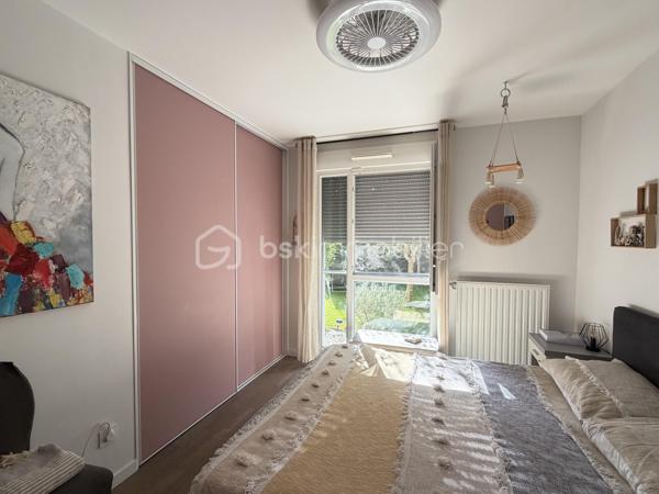 Un véritable esprit maison pour cet appartement aux très belles prestations !
À Francheville, secteur Bel-Air, découvrez ce T4 atypique de 87 m², en excellent état, situé en rez-de-jardin d’une copropriété récente de 2018 de seulement trois étages.
Son véritable atout : un superbe espace extérieur composé d’une terrasse d’environ 16 m² prolongée par un grand jardin privatif d’environ 60 m², idéal pour profiter pleinement des beaux jours.
Dès l’entrée, vous serez séduit par la qualité des prestations. L’appartement dispose d’une belle pièce de vie de 32,5 m² avec cuisine entièrement équipée et îlot central, offrant un espace convivial et contemporain.
Côté nuit, vous trouverez une chambre de 12,27 m² avec dressing et salle d’eau privative, bénéficiant d’un accès direct sur le jardin, ainsi qu’une seconde chambre de 11,70 m².
Un bureau de 9,77 m² offre de multiples possibilités : troisième chambre, espace télétravail ou possibilité d’être ouvert afin de créer une pièce de vie encore plus généreuse.
L’appartement bénéficie également d'une buanderie, de nombreux rangements et de la fibre.
La résidence dispose de places de stationnement visiteurs et il est également possible d’acquérir, en complément, un garage double sécurisé.
L’environnement est particulièrement pratique au quotidien : commerces de proximité, écoles et transports à quelques pas, avec les lignes de bus C22 et C24 à proximité immédiate de la copropriété.
Vous rejoindrez Craponne en 3 minutes, Tassin-la-Demi-Lune en 5 minutes et Lyon en environ 30 minutes.
Un bien rare sur le secteur, réunissant les avantages d’un appartement récent et le confort d’un véritable extérieur, avec 76 m² de terrasse et jardin.
Une visite, un coup de coeur, un achat.....