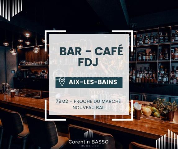 AIX LES BAINS - BAR / FDJ - LICENCE IV - FORT POTENTIEL

Idéalement situé à 2 pas des halles couvertes d’Aix les Bains et de ses 2 marchés hebdomadaires, fonds de commerce de bar à vendre.

L’établissement dispose d’environ 80 m² de surface intérieure complété par une cave de 10 m² en sous-sol.

Mobilier et équipements en bon état général permettant une reprise rapide et sereine de l’établissement.

Actuellement exploité en bar / débit de boisson avec licence IV et Française des jeux, le commerce bénéficie d’une activité rentable et d’un réel potentiel de développement.

L’exploitation actuelle est volontairement limitée : 
Ouverture de 7h à 13h et de 16h à 20h avec fermeture le jeudi.
Un repreneur souhaitant développer les horaires et diversifier l’activité dispose donc d’une marge de progression intéressante.

Chiffres clés : 

-	CA HT 2023 : 110 K€ pour 24 K€ de résultat net,
-	CA HT 2024 : 130 K€ pour 12 K€ de résultat net,
-	CA HT 2025 : 101 K€ pour 23 K€ de résultat net.

Bail commercial de neuf (9) ans signé en juin 2026 contre un loyer mensuel de 1 450,00 € HT  et une taxe foncière 1 180,00 € à la charge du preneur du bail.

Activités autorisées : Tous commerces sauf activités nuisantes et / ou malodorantes. Pas de restauration nécessitant une extraction. 

Vente pour départ à la retraite.