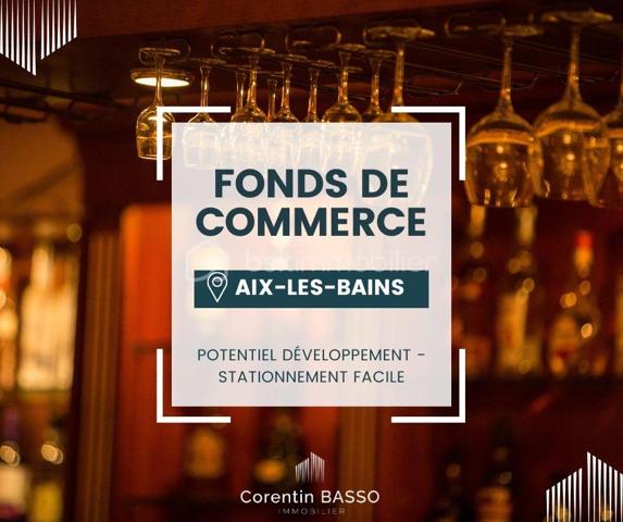 AIX LES BAINS - BAR / FDJ - LICENCE IV - FORT POTENTIEL

Idéalement situé à 2 pas des halles couvertes d’Aix les Bains et de ses 2 marchés hebdomadaires, fonds de commerce de bar à vendre.

L’établissement dispose d’environ 80 m² de surface intérieure complété par une cave de 10 m² en sous-sol.

Mobilier et équipements en bon état général permettant une reprise rapide et sereine de l’établissement.

Actuellement exploité en bar / débit de boisson avec licence IV et Française des jeux, le commerce bénéficie d’une activité rentable et d’un réel potentiel de développement.

L’exploitation actuelle est volontairement limitée : 
Ouverture de 7h à 13h et de 16h à 20h avec fermeture le jeudi.
Un repreneur souhaitant développer les horaires et diversifier l’activité dispose donc d’une marge de progression intéressante.

Chiffres clés : 

-	CA HT 2023 : 110 K€ pour 24 K€ de résultat net,
-	CA HT 2024 : 130 K€ pour 12 K€ de résultat net,
-	CA HT 2025 : 101 K€ pour 23 K€ de résultat net.

Bail commercial de neuf (9) ans signé en juin 2026 contre un loyer mensuel de 1 450,00 € HT  et une taxe foncière 1 180,00 € à la charge du preneur du bail.

Activités autorisées : Tous commerces sauf activités nuisantes et / ou malodorantes. Pas de restauration nécessitant une extraction. 

Vente pour départ à la retraite.