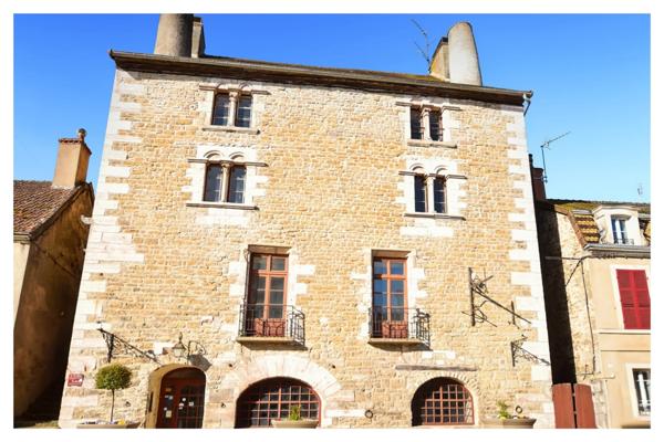 Maison historique du XII ème siècle de 471 m2, avec partie commerce à COUCHES 71 en BOURGOGNE