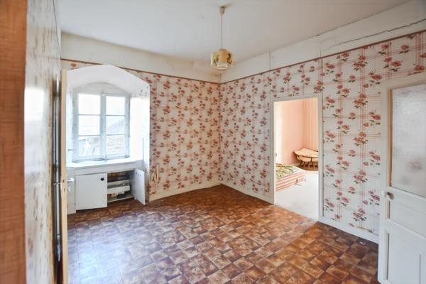 Maison historique du XII ème siècle de 471 m2, avec partie commerce à COUCHES 71 en BOURGOGNE