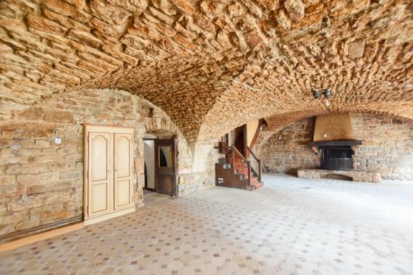 Maison historique du XII ème siècle de 471 m2, avec partie commerce à COUCHES 71 en BOURGOGNE