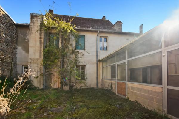 Maison historique du XII ème siècle de 471 m2, avec partie commerce à COUCHES 71 en BOURGOGNE